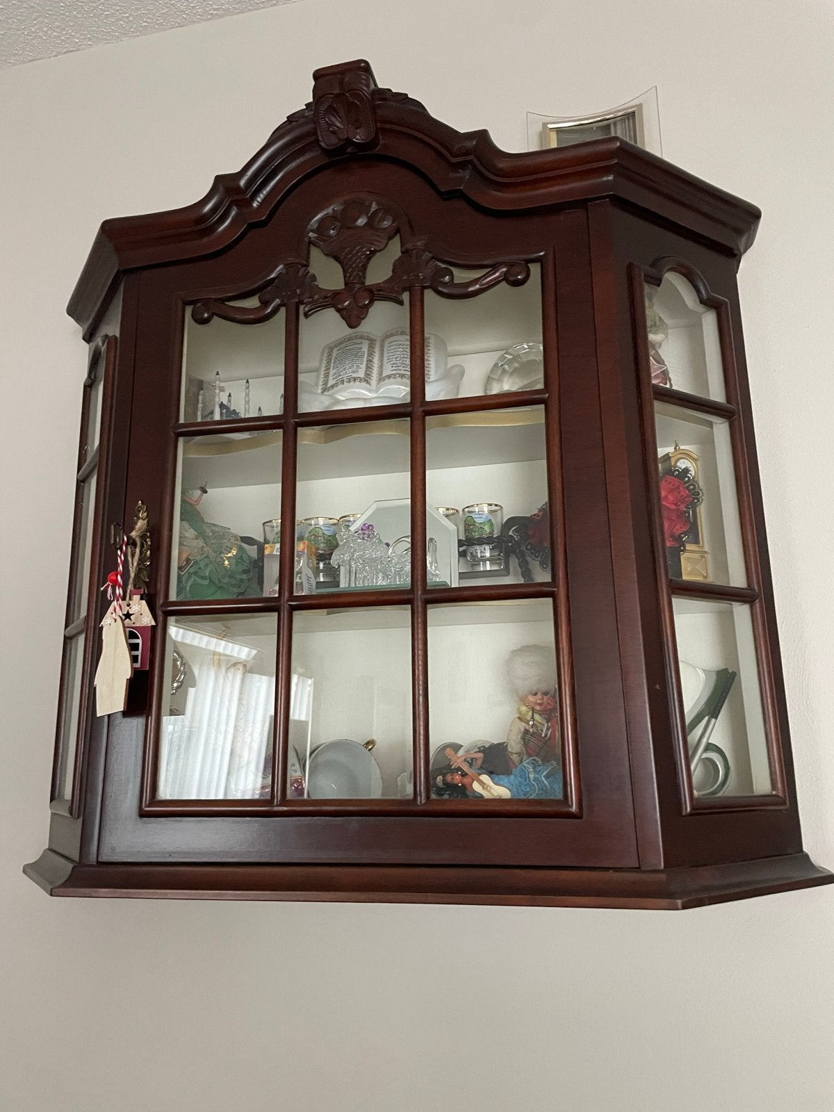 Antieke houten vitrinekast met glas, Ophalen