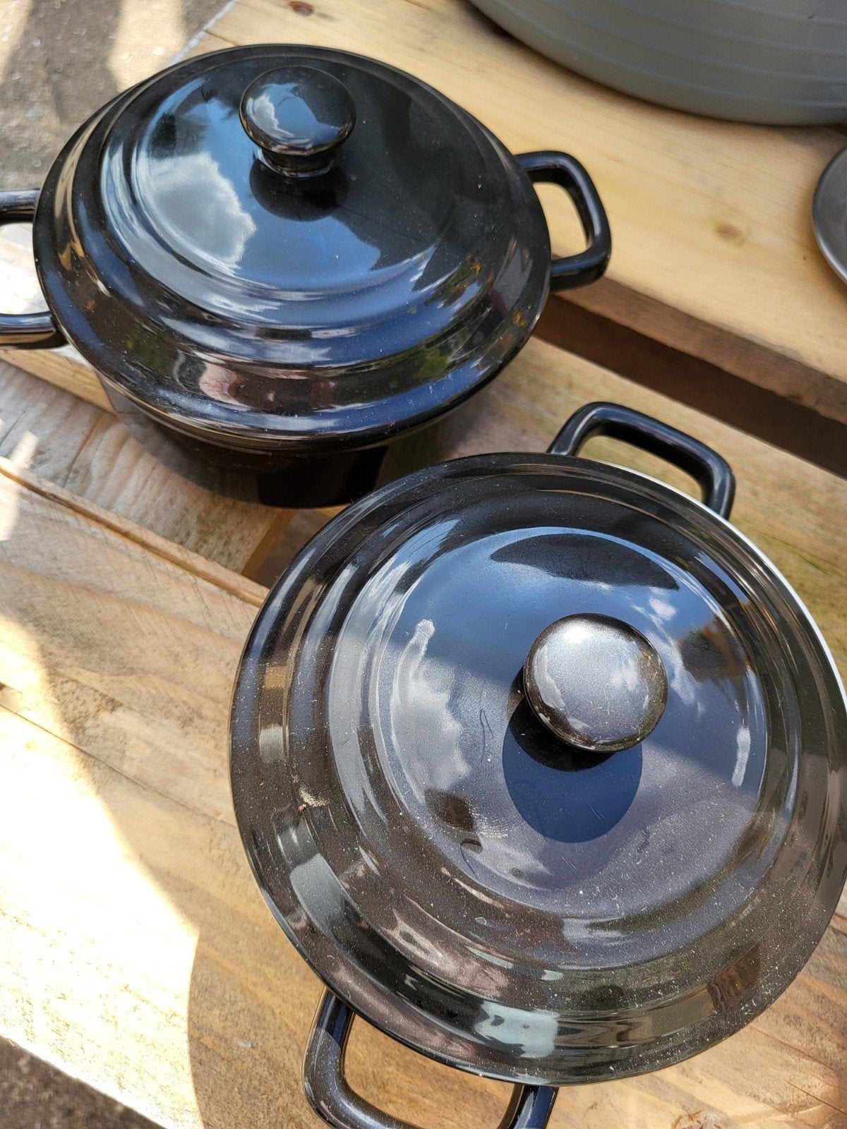TE KOOP 2 ZWARTE KERAMIEKEN OVEN PANNETJES, Ophalen of Verzenden, Gietijzer