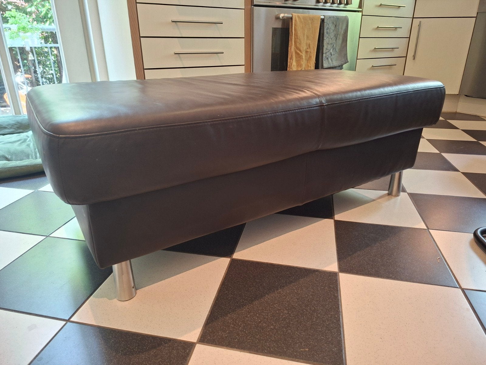 Leren voetenbank/poef - Donkerbruin, Ophalen, 100 tot 125 cm, Zo goed als nieuw, Modern, Tijdloos