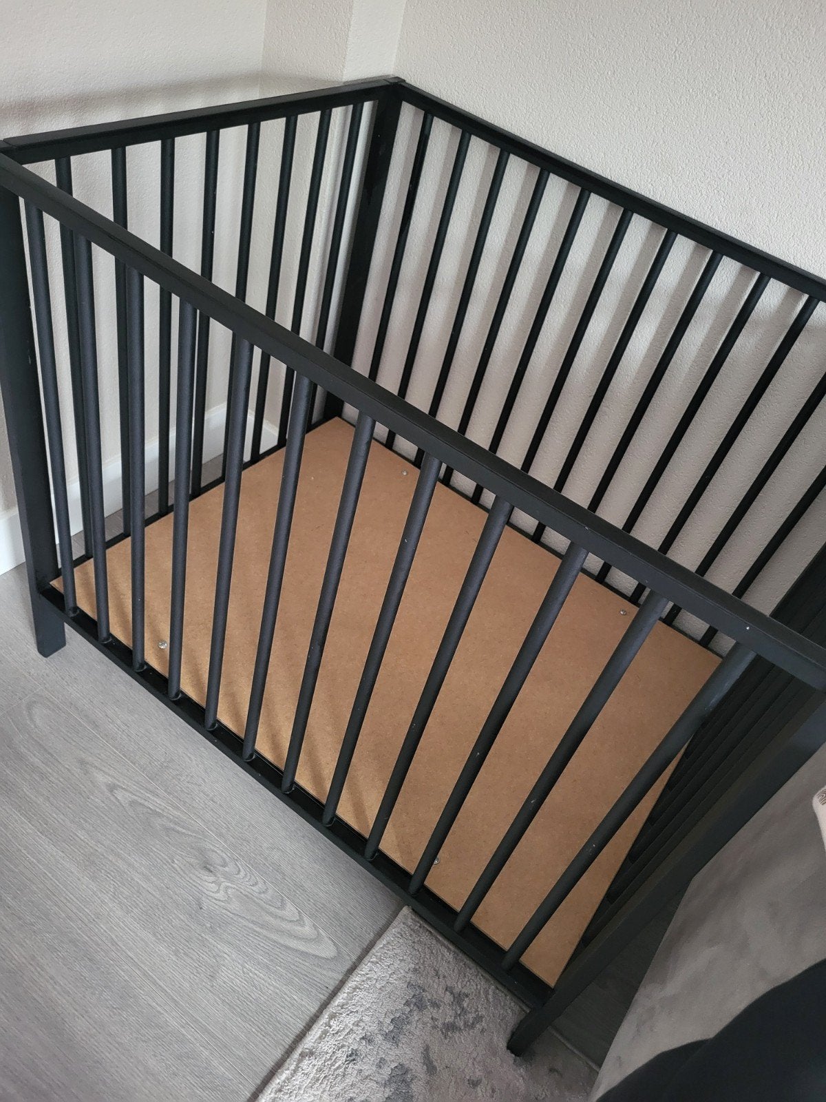 Zwarte box met matrasje en eventueel Koeka boxkleed 2kleurig, Ophalen, Gebruikt, Vierkant, Boxkleed