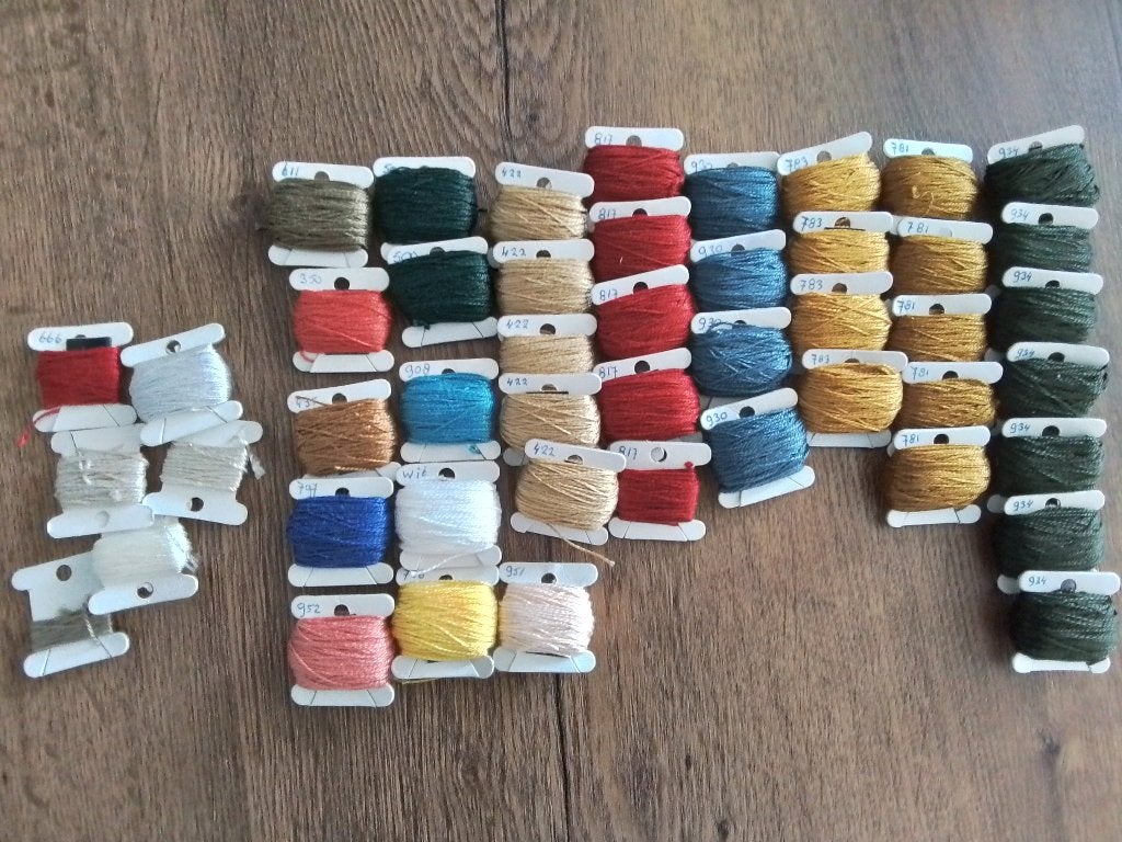41 bobbins perle, en nog 6 andere, Ophalen of Verzenden, Zo goed als nieuw, Handborduren, Borduurgaren of Zijde