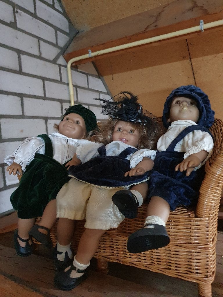 3 nieuwe poppen inkl. rieten bankje. Opsturen of opha-, Kinderen en Baby's, Ophalen of Verzenden, Nieuw, Overige typen