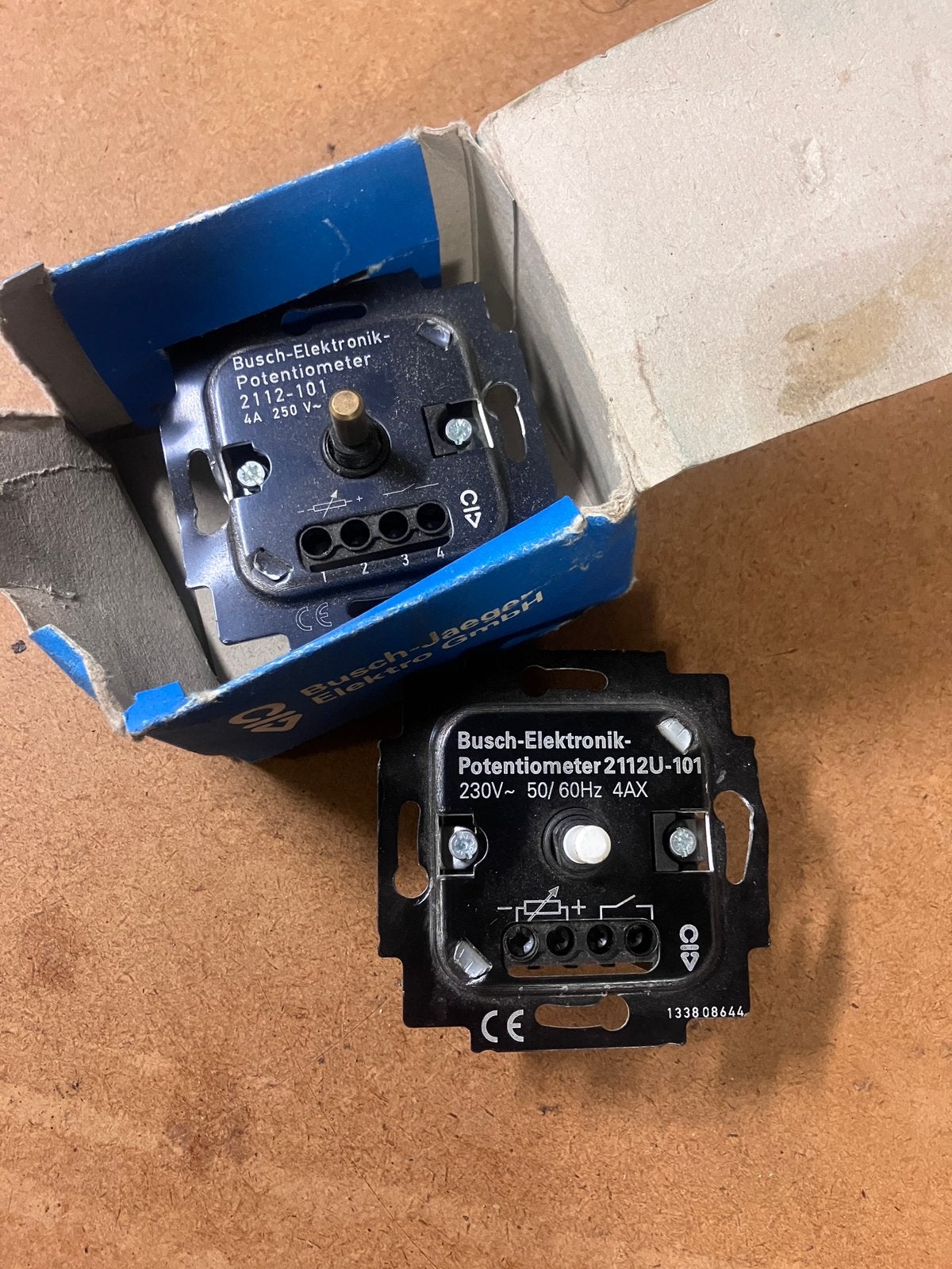 Dimmer busch 2x moet weg, Doe-het-zelf en Verbouw, Elektra en Kabels, Ophalen of Verzenden, Nieuw, Schakelaar