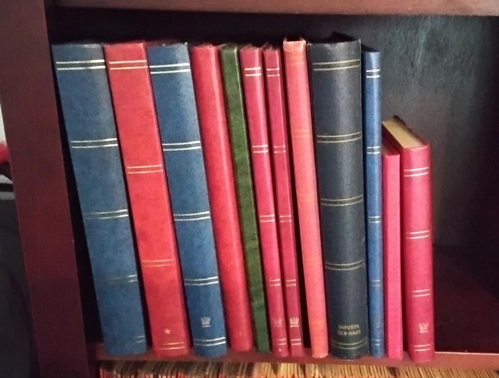 Collectie postzegels wereld in 12 albums., Postzegels en Munten, Postzegels | Volle albums en Verzamelingen, Ophalen of Verzenden