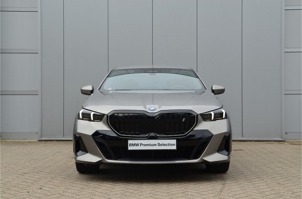 BMW i5 eDrive40 M Sport / Comfortstoelen / Comfort Access /, Auto's, BMW, Achterwielaandrijving, Gebruikt, Zwart, Met garantie (alle)