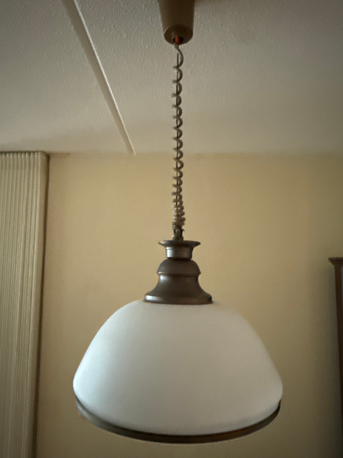 Vintage hanglamp met melkglas kap en spiraalkabel, Huis en Inrichting, Lampen | Hanglampen, Ophalen, Gebruikt, Glas, E27 (groot)
