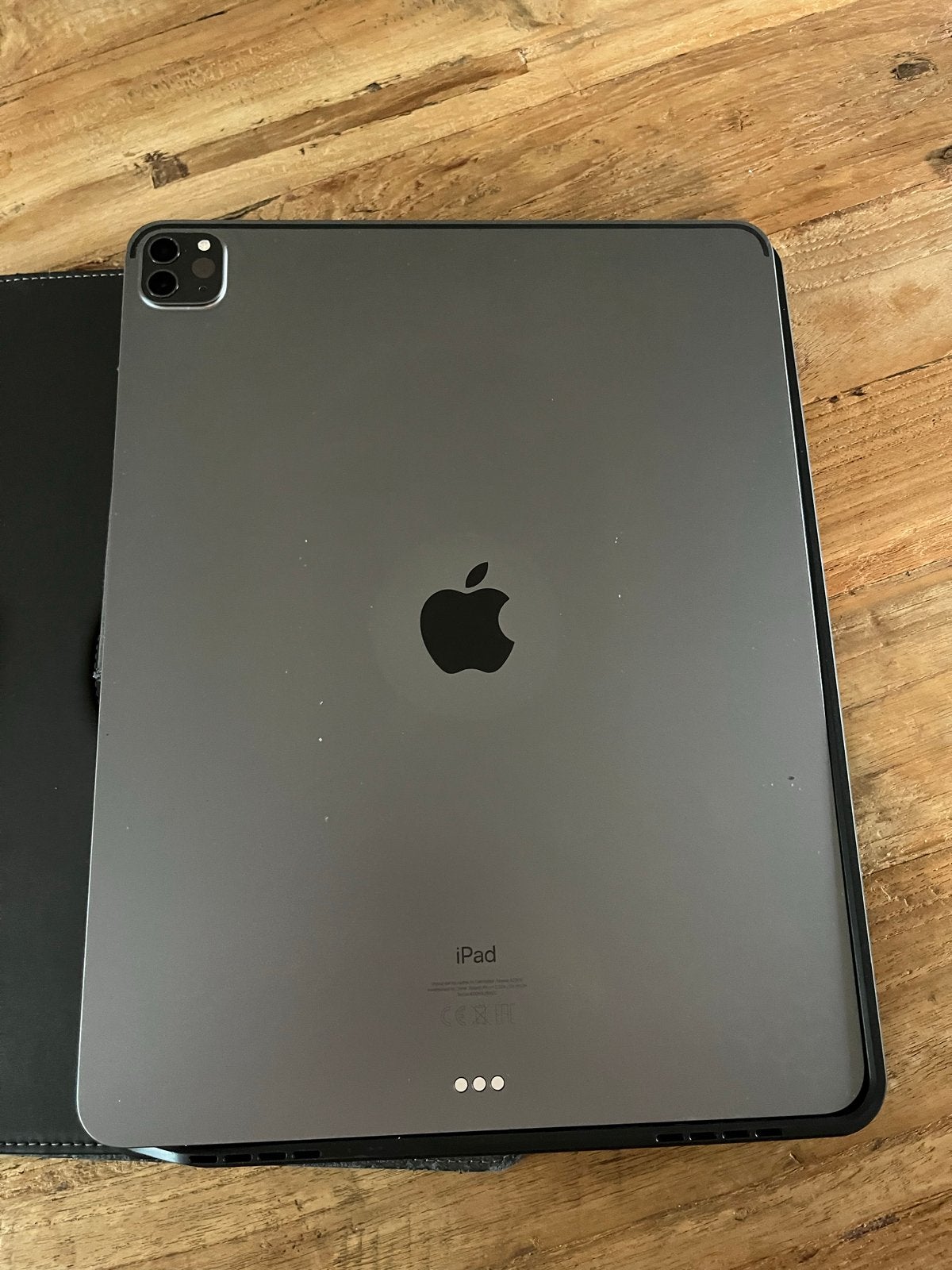 Foto 5 van iPad Pro 12.9 inch (5e Gen) 256GB Wi-Fi met Targus hoes