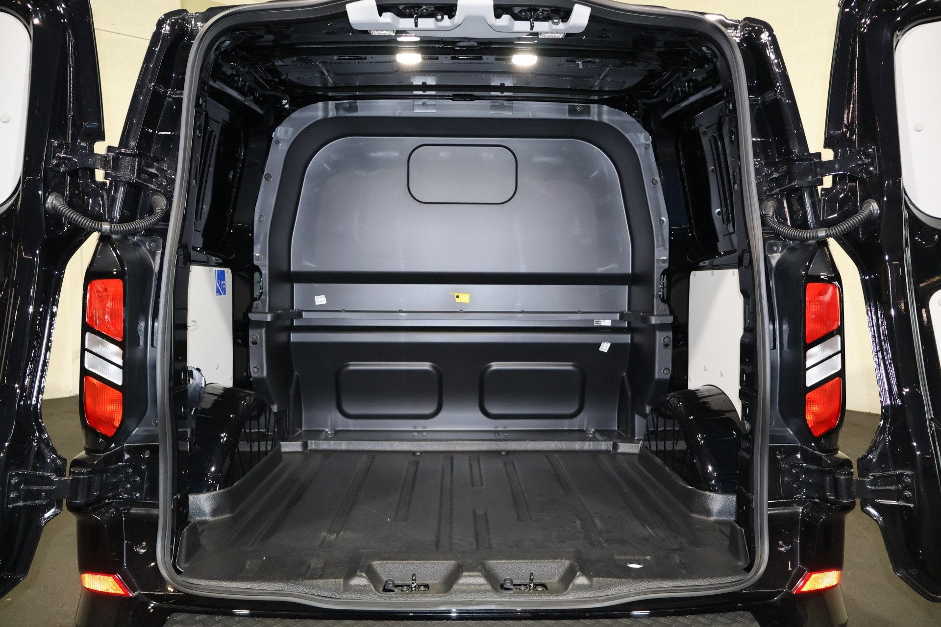 Ford Transit Custom 2.5 PHEV Hybride L1 H1 Limited DC Black, Auto's, LED verlichting, Stof, Gebruikt, 4 cilinders