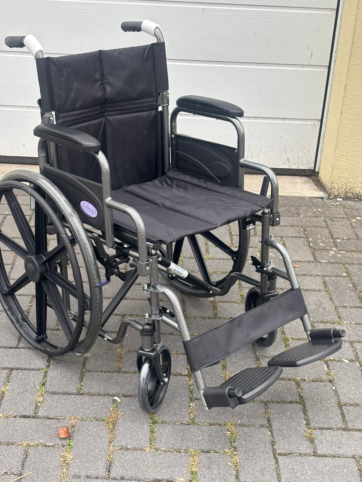 Splinternieuwe dubbel inklapbare rolstoel past iedere auto, Meer info ☎️0️⃣6️⃣➖2️⃣0️⃣9️⃣0️⃣1️⃣0️⃣4️⃣0️⃣, Dubbel inklapbaar voldoet aan luchtvaartafmetingen.