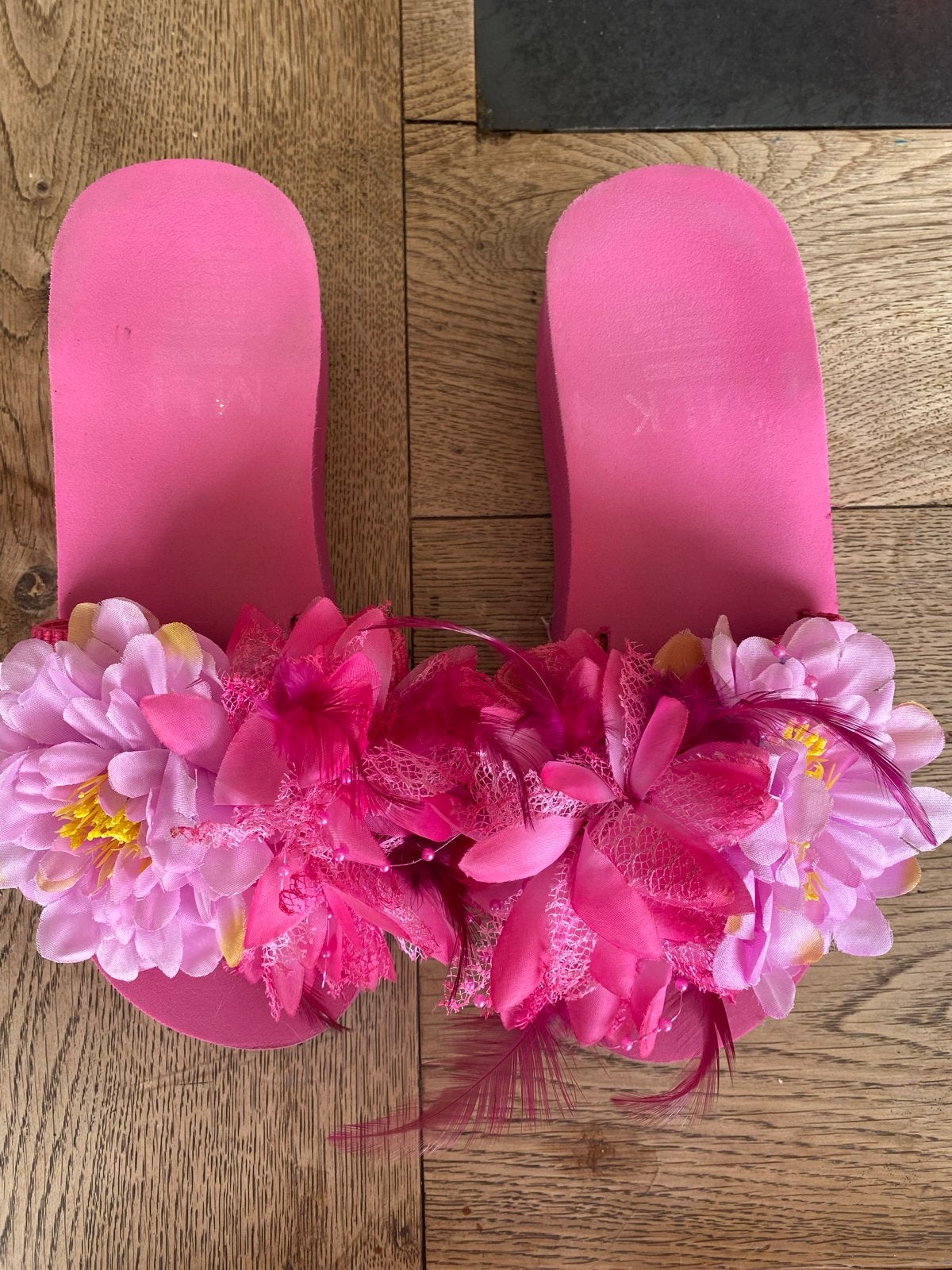 Roze slippers met bloemen en veren - Maat 38, Kleding | Dames, Slippers, Ophalen of Verzenden, Roze, Gedragen