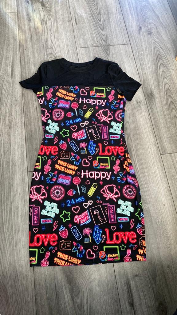 Zwart jurkje met neon print - Maat 146, Kinderen en Baby's, Kinderkleding | Maat 146, Ophalen of Verzenden, Nieuw, Meisje, Jurk of Rok