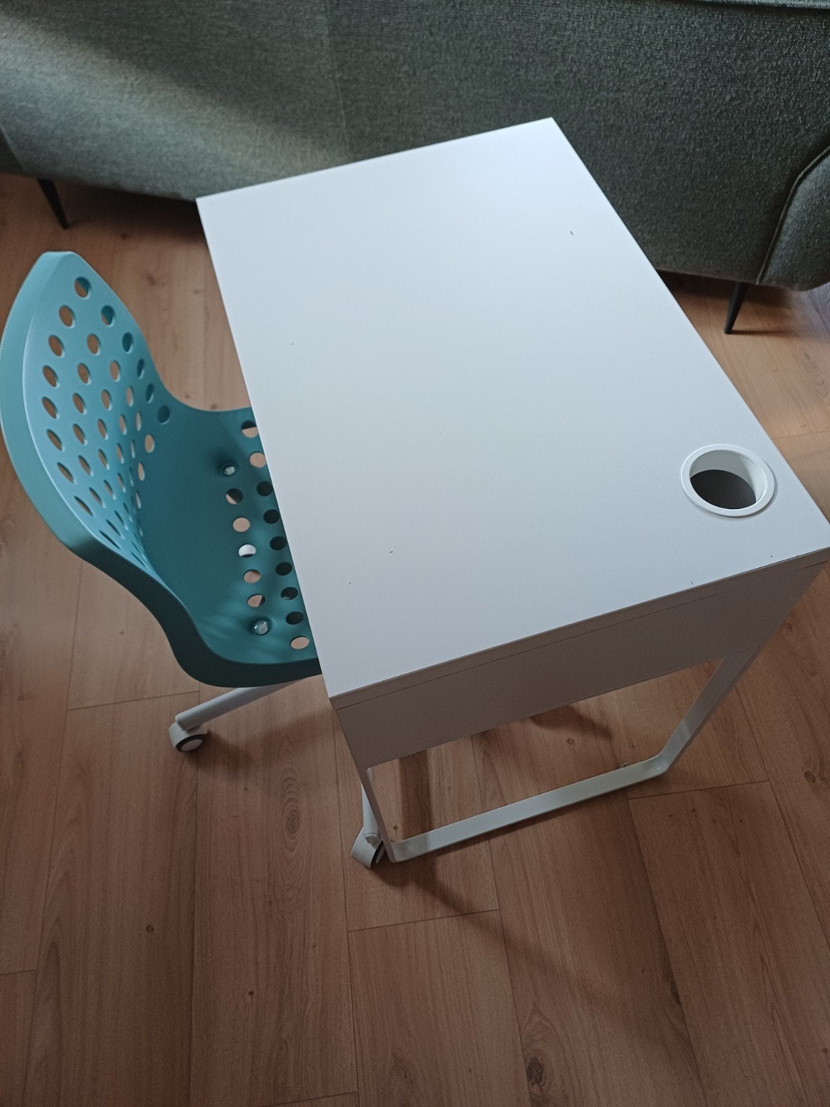 Bureau computertafel Micke wit en bureaustoel Ikea te koop!, Ophalen, Gebruikt, Scandinavisch, 73 cm