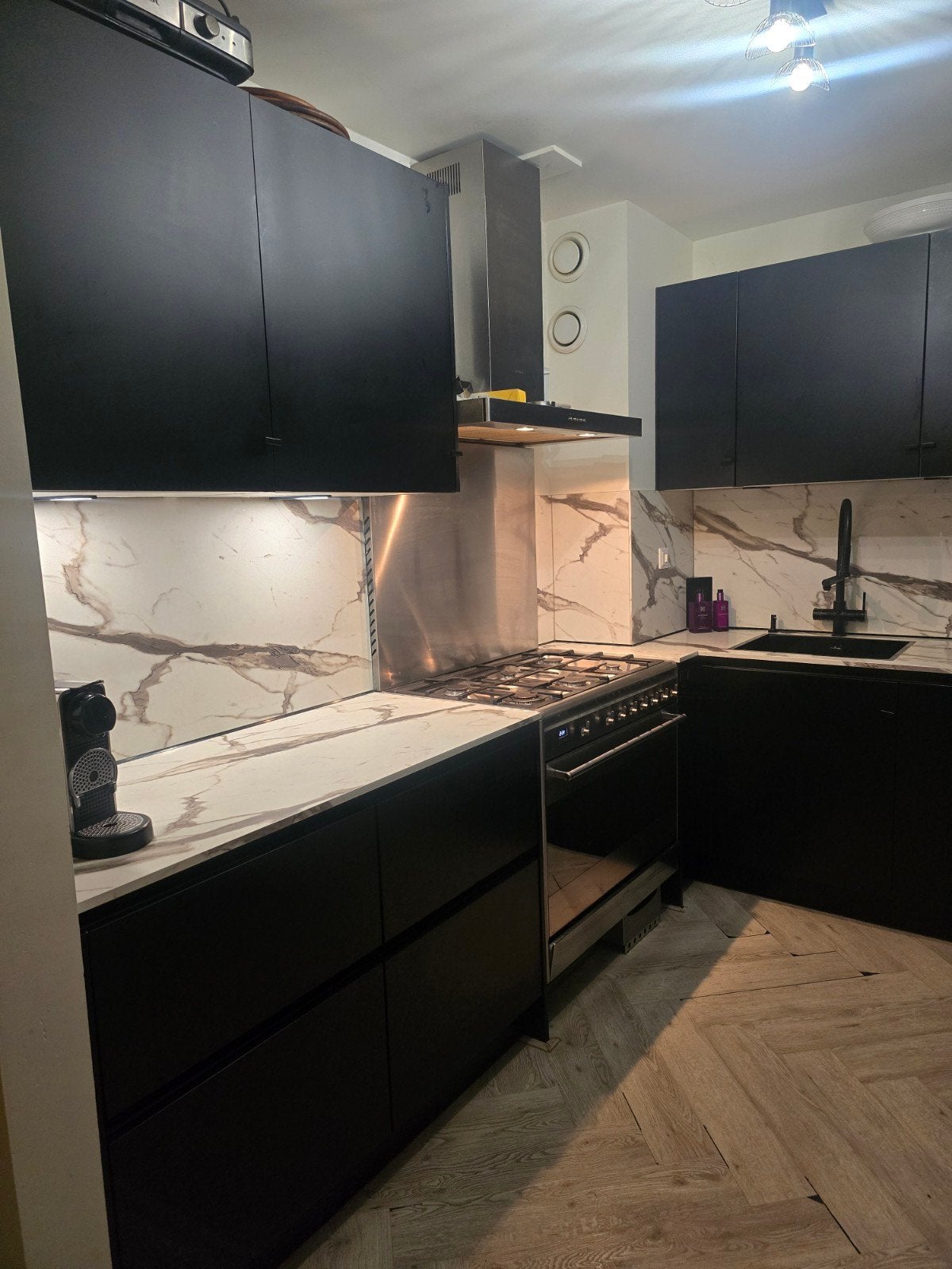 Moderne hoekkeuken met marmerlook blad en zwarte kasten, Ophalen, Kunststof, Hoekkeuken