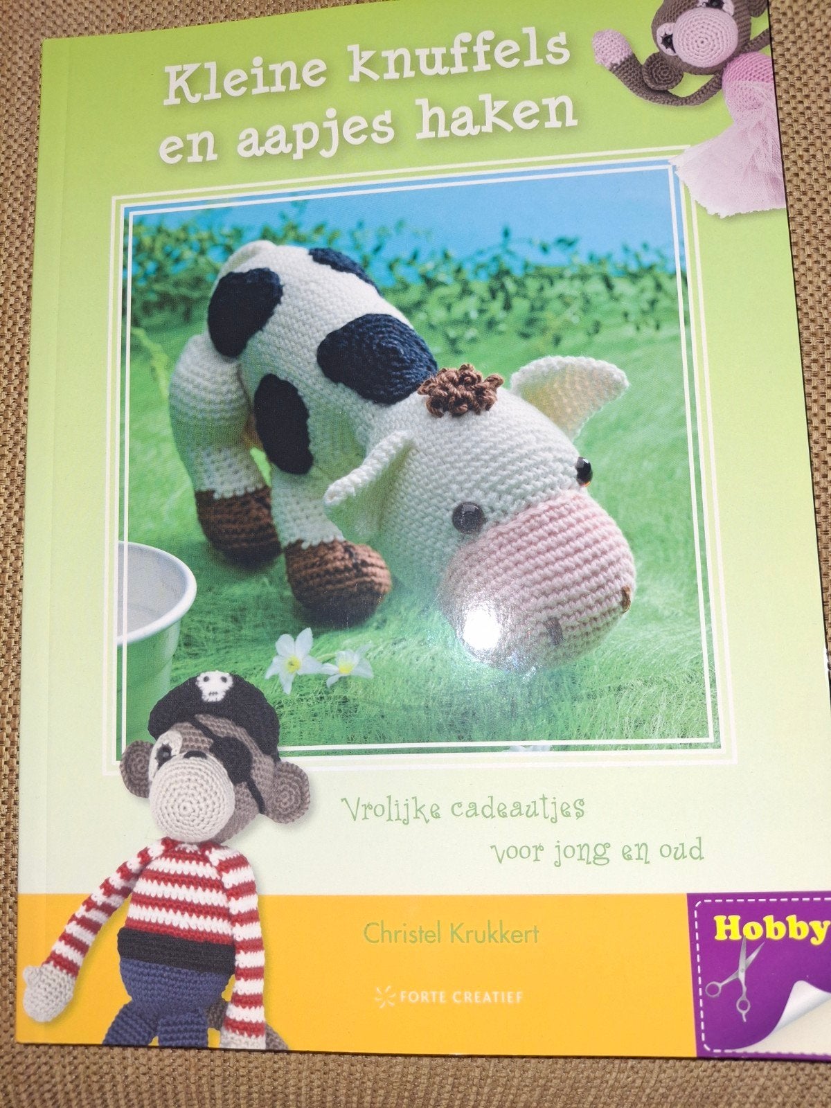 Boek: Kleine knuffels en aapjes haken - Christel Krukkert, Ophalen of Verzenden