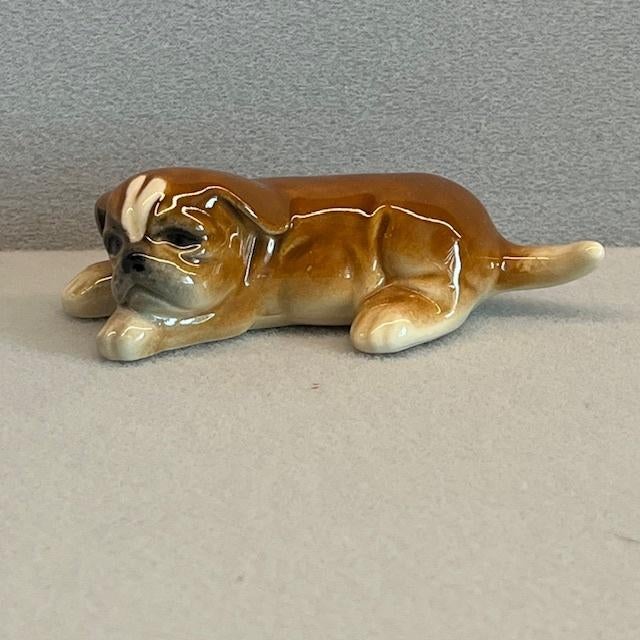 Goebel hondje liggend - porseleinen beeldje W. Germany, Ophalen of Verzenden, Zo goed als nieuw, Dier