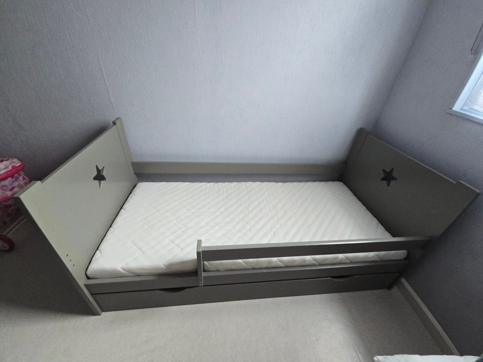 Petit Amelie Grijs Peuterbed 160x70 met Matras, Kinderen en Baby's, Kinderkamer | Bedden, Ophalen
