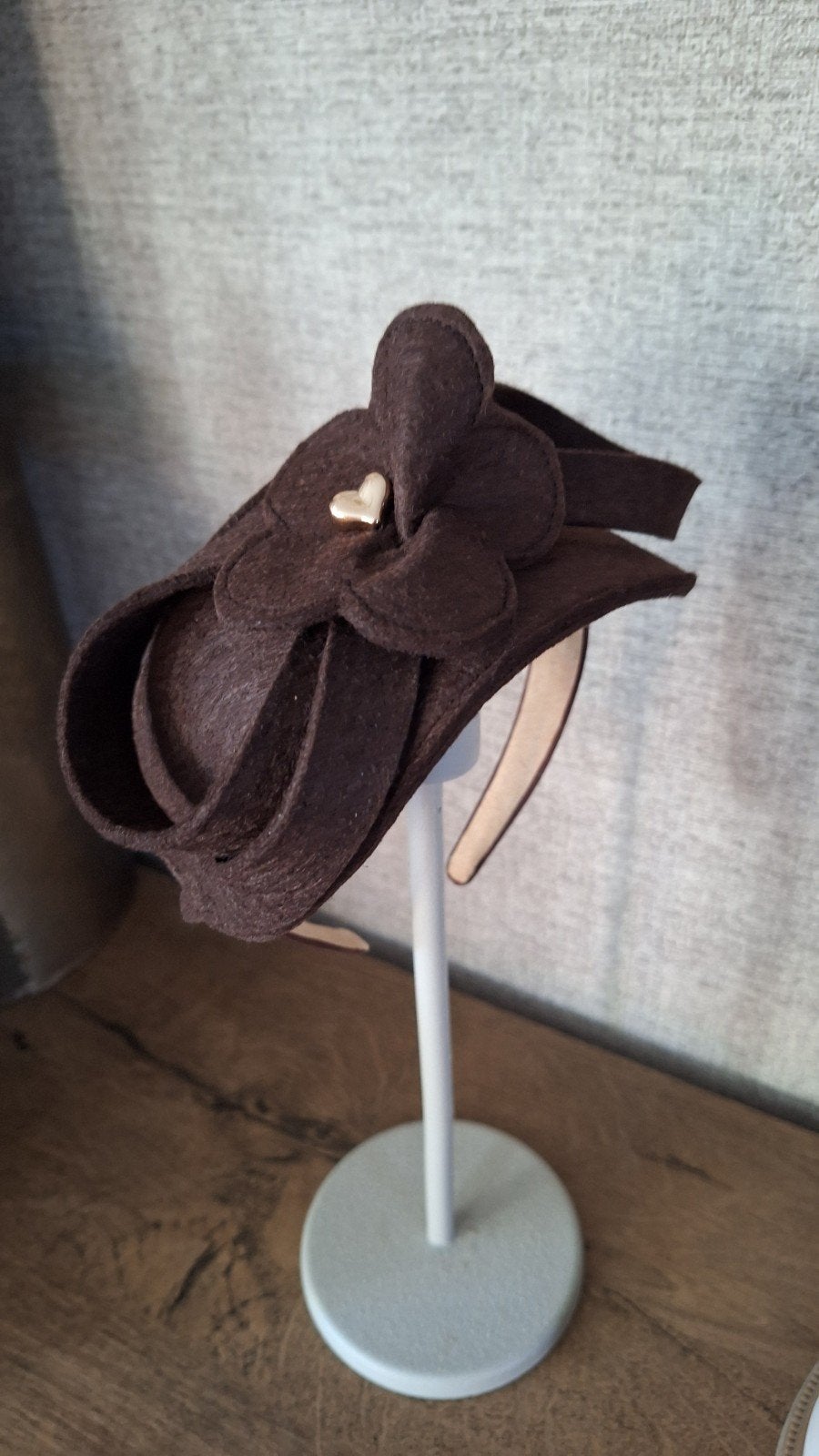 Chique bruine fascinator met hartje, Ophalen of Verzenden, Nieuw, Meisje, Hoed