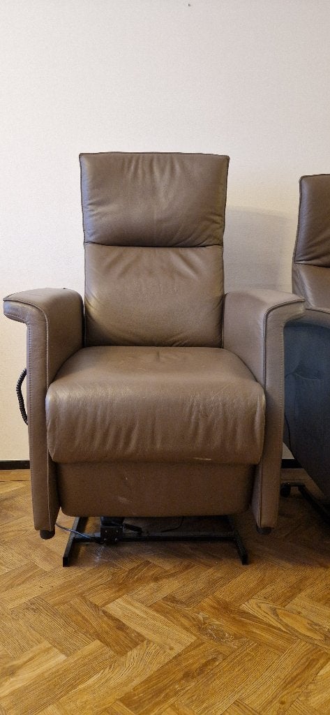 2 electrische sta op stoelen, Ophalen, Gebruikt, 50 tot 75 cm, Leer