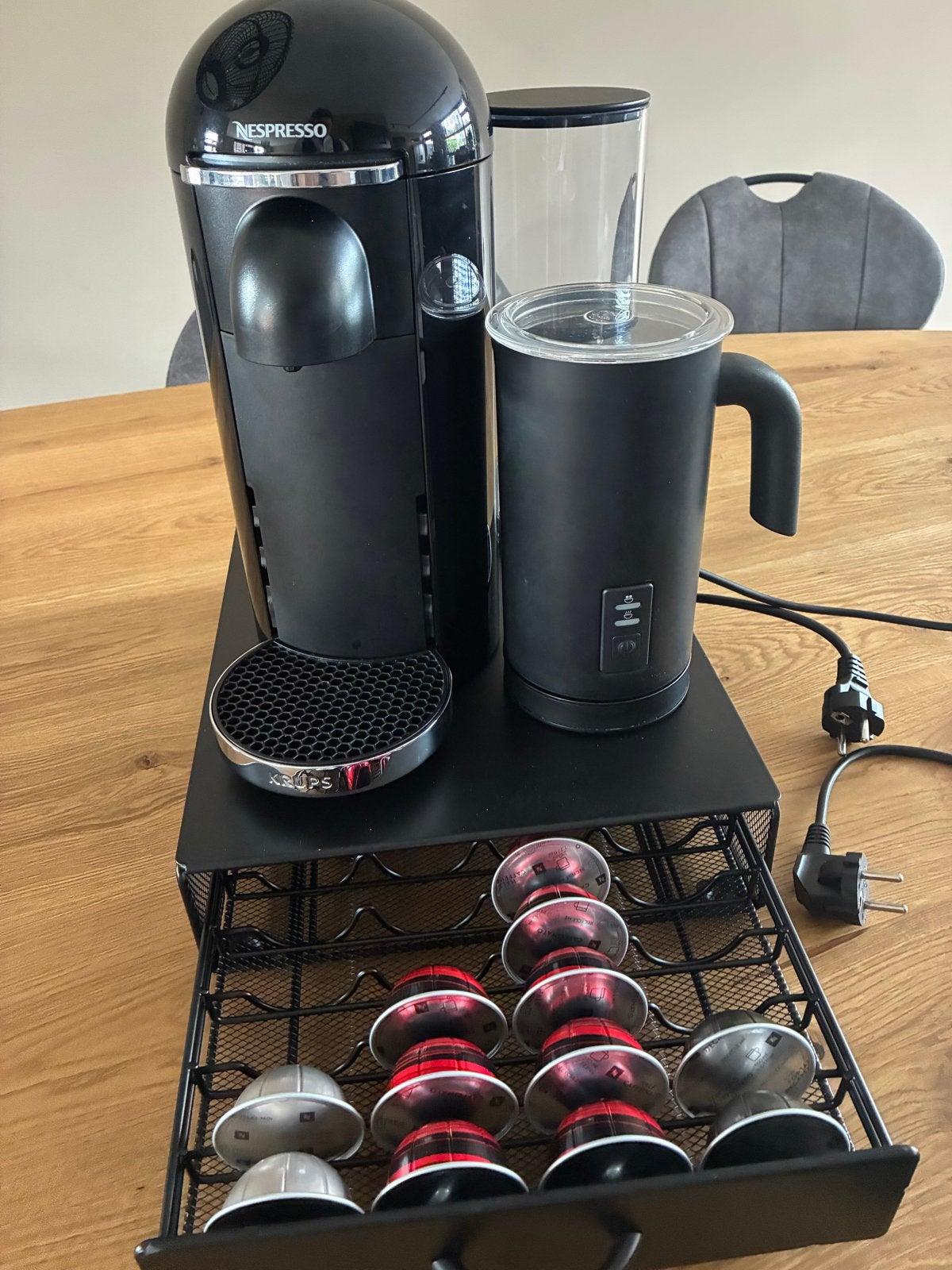 Nespresso Vertuo Plus, melkopschuimer en capsulehouder, Ophalen, Koffiemachine, Zo goed als nieuw, 1 kopje