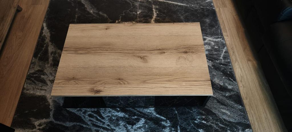 Moderne salontafel met houtlook blad en zwart onderstel, Huis en Inrichting, Tafels | Salontafels, Gebruikt, Modern, Minder dan 50 cm