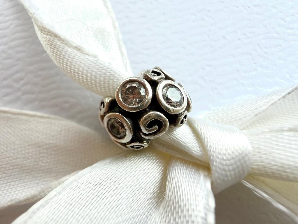PANDORA BEDEL ROZENPAD MET ZIRKONIA, Sieraden, Tassen en Uiterlijk, Bedels, Pandora, Ophalen of Verzenden, Zo goed als nieuw, 1 bedel