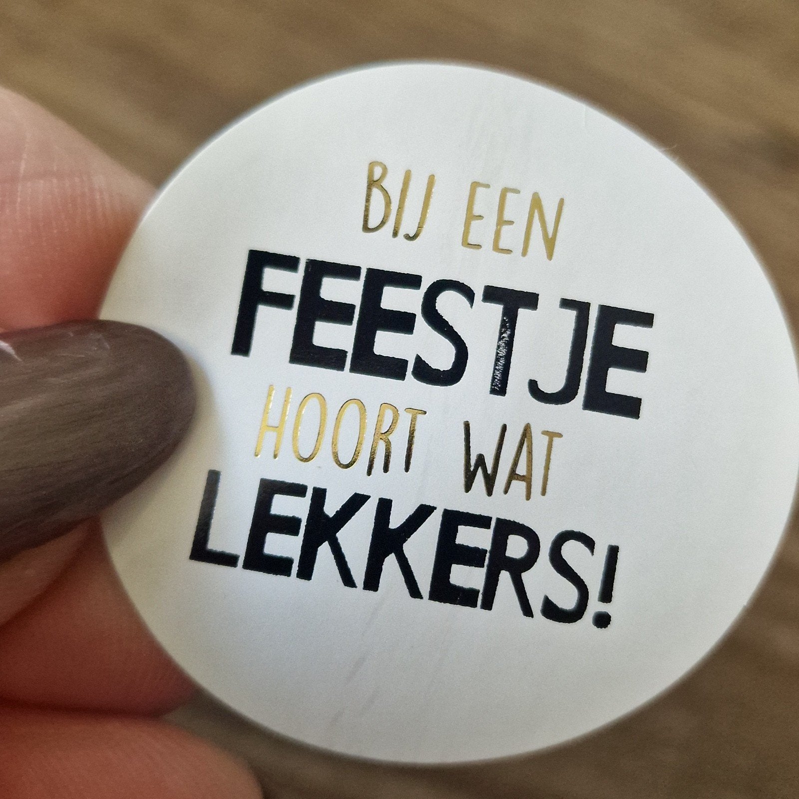 Rol 92 stuks stickers 4cm 'Bij een feestje hoort wat lekkers, Ophalen of Verzenden, Nieuw