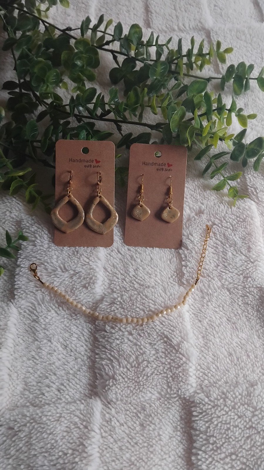 oorbellen en armband, Overige materialen, Hangers, Beige, Nieuw