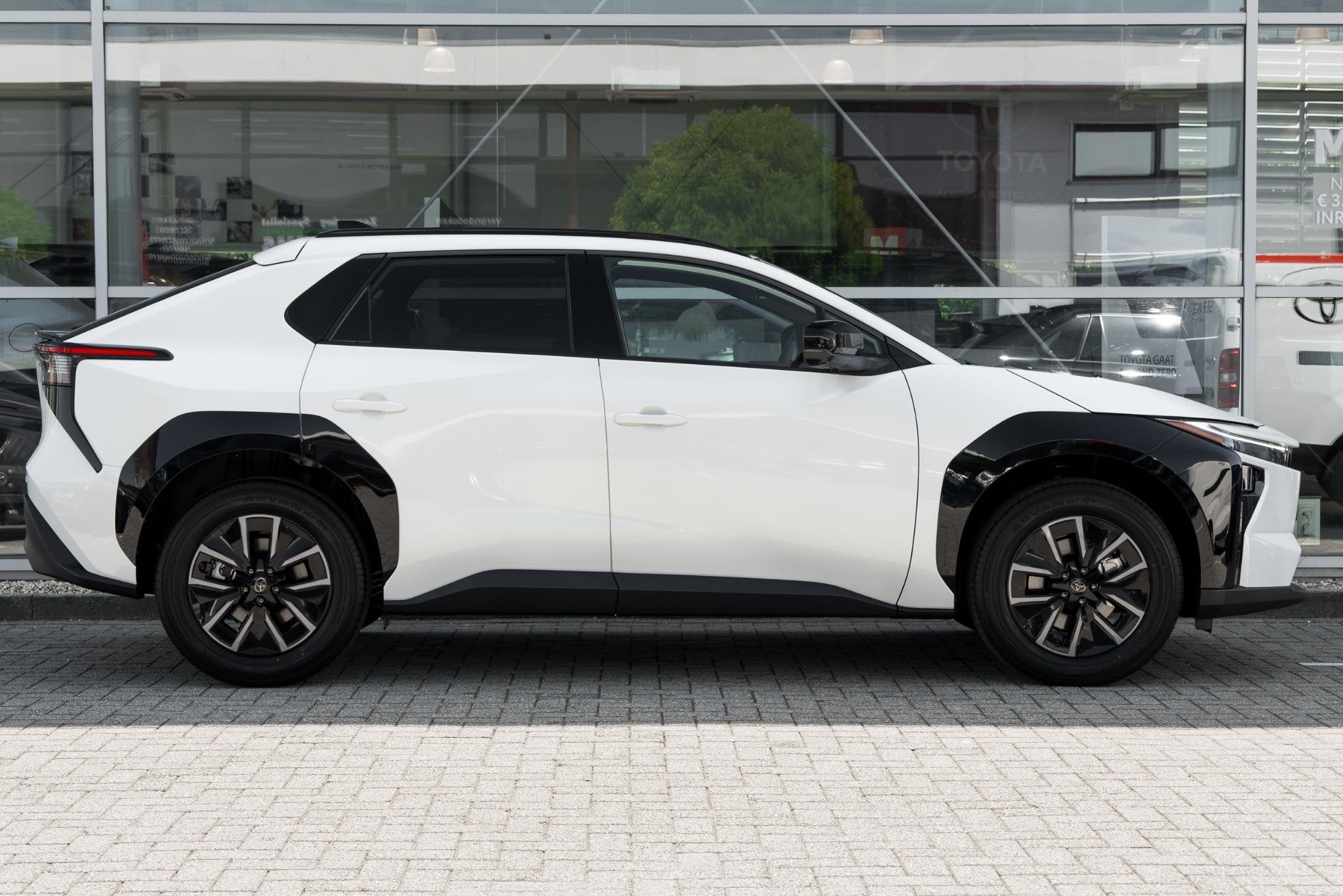 Toyota bZ4X Dynamic 73 kWh, Gebruikt, Leder en Stof, Wit, 1925 kg