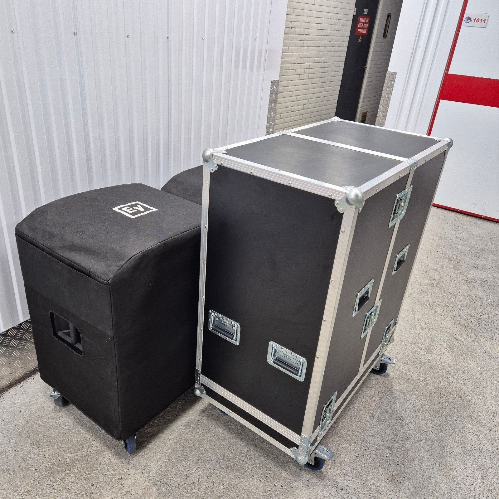 Electrovoice 18SP subs en P35 tops met flightcase en palen, Ophalen, Zo goed als nieuw, Audio