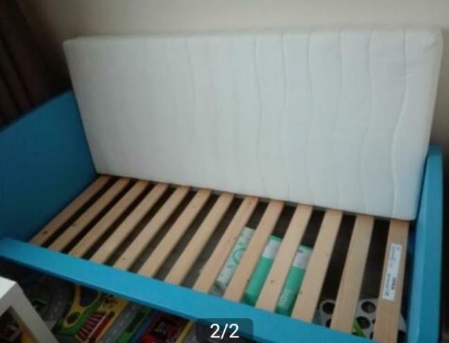 Blauw kinderbed met lattenbodem en matras, Kinderen en Baby's, Kinderkamer | Bedden, Gebruikt, Minder dan 140 cm, Minder dan 70 cm