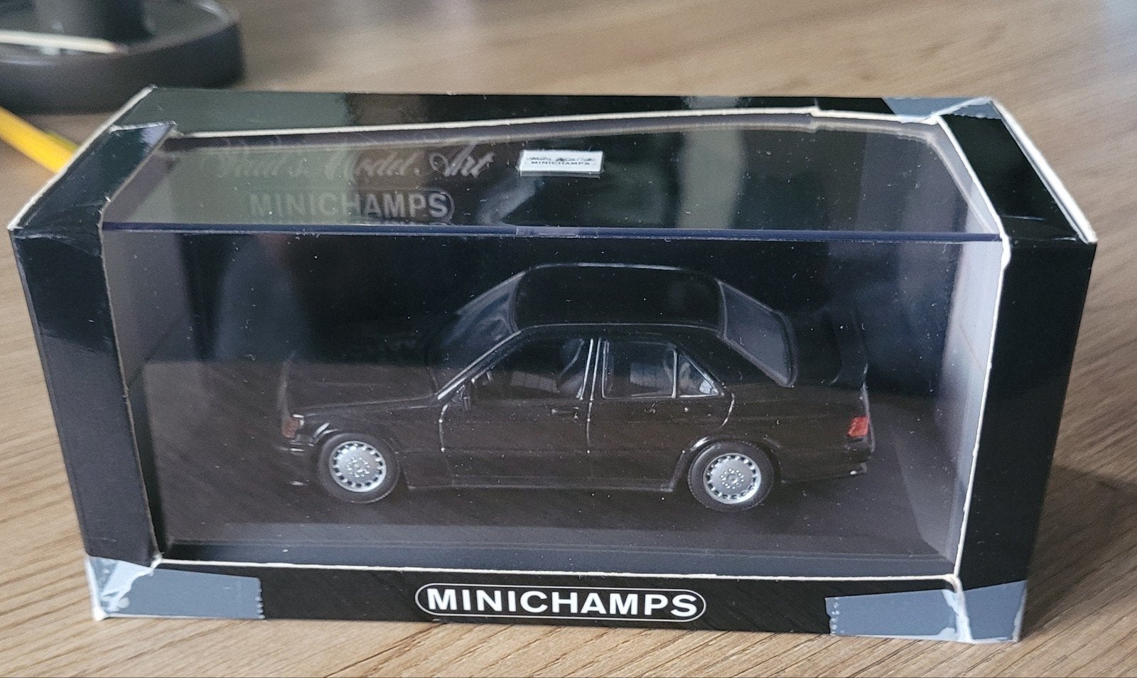 Mercedes Benz 190E 2.3 16v 1/43 minichamps, Hobby en Vrije tijd, Modelauto's | 1:43, Ophalen of Verzenden, Zo goed als nieuw, Auto