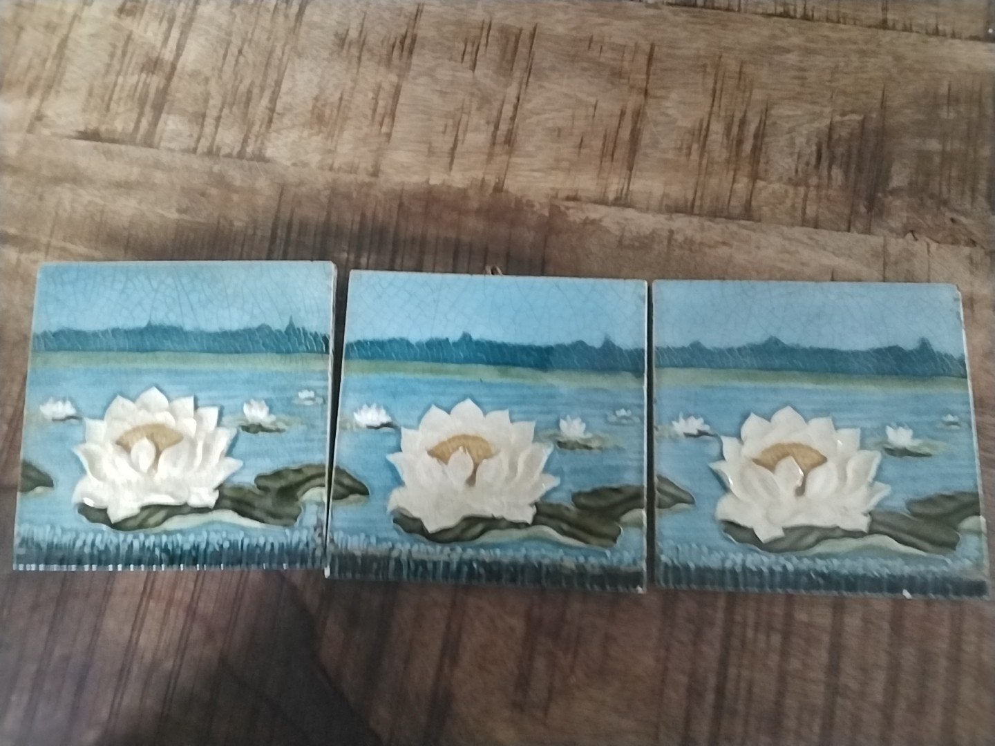Drie oude reliëftegels met waterlelies 15x15 cm, Ophalen