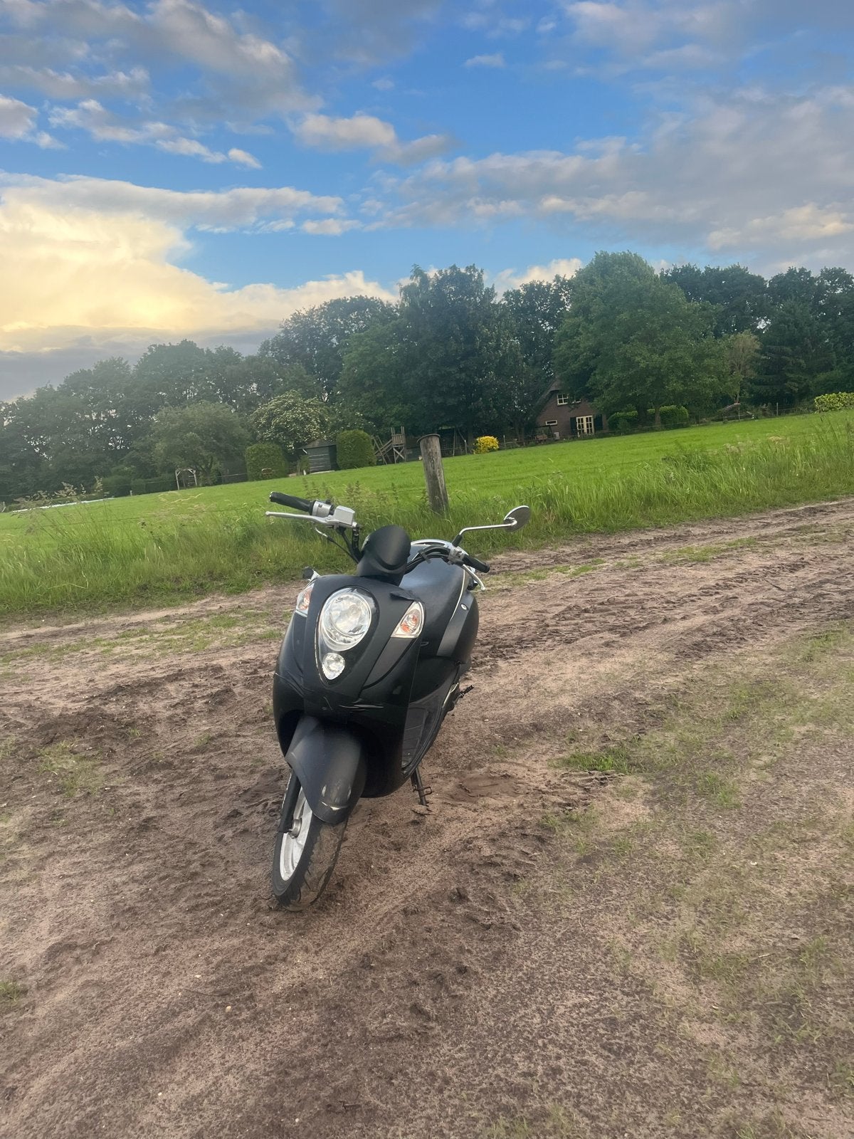 Mio 50cc scooter - 25 km/u met papieren, loopt 60 km/u, SYM, Ophalen of Verzenden, Zo goed als nieuw, Benzine
