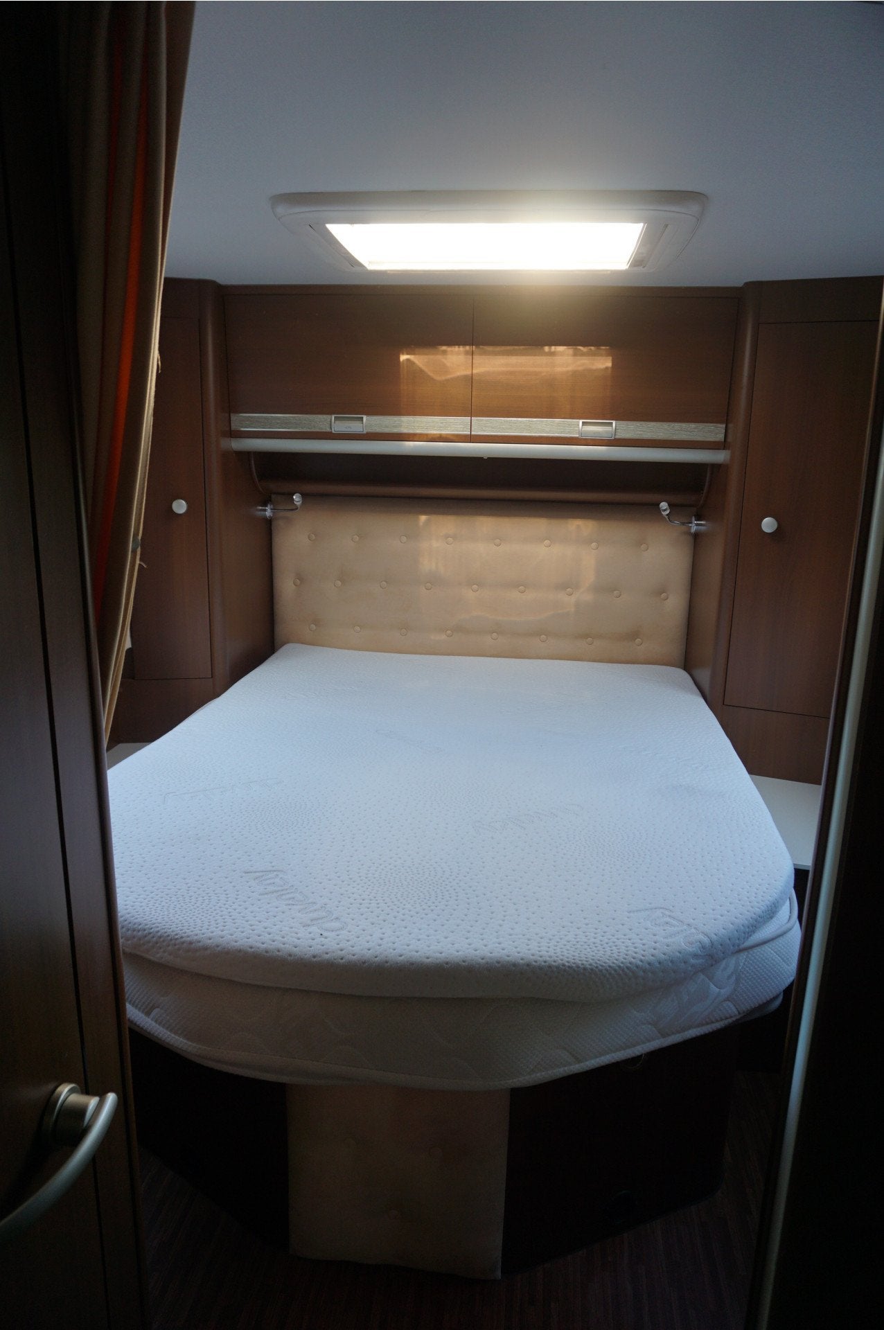 Foto 11 van Laika X712R + Queensbed/ Hefbed/ 2x Airco/ Trekhaak/ LPG/ Be