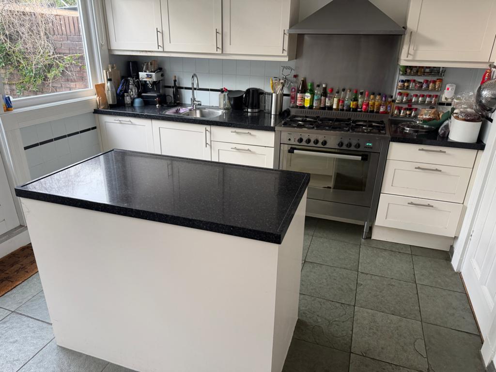Moderne witte keuken met kookeiland en granieten blad, Huis en Inrichting, Keuken | Complete keukens, Gebruikt, Wit, Graniet of Steen