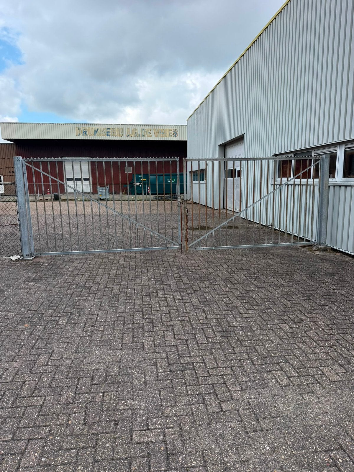Brede roegangspoort, Ophalen, Gebruikt, IJzer