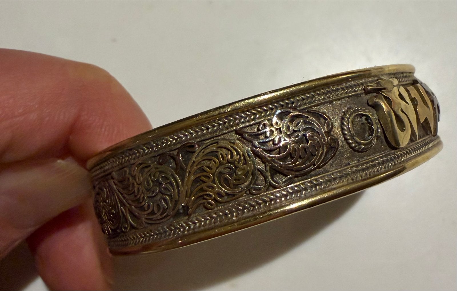 Vintage Tibetaanse Armband met Mantra en Edelsteen, Ophalen of Verzenden, Zo goed als nieuw, Goud, Overige materialen