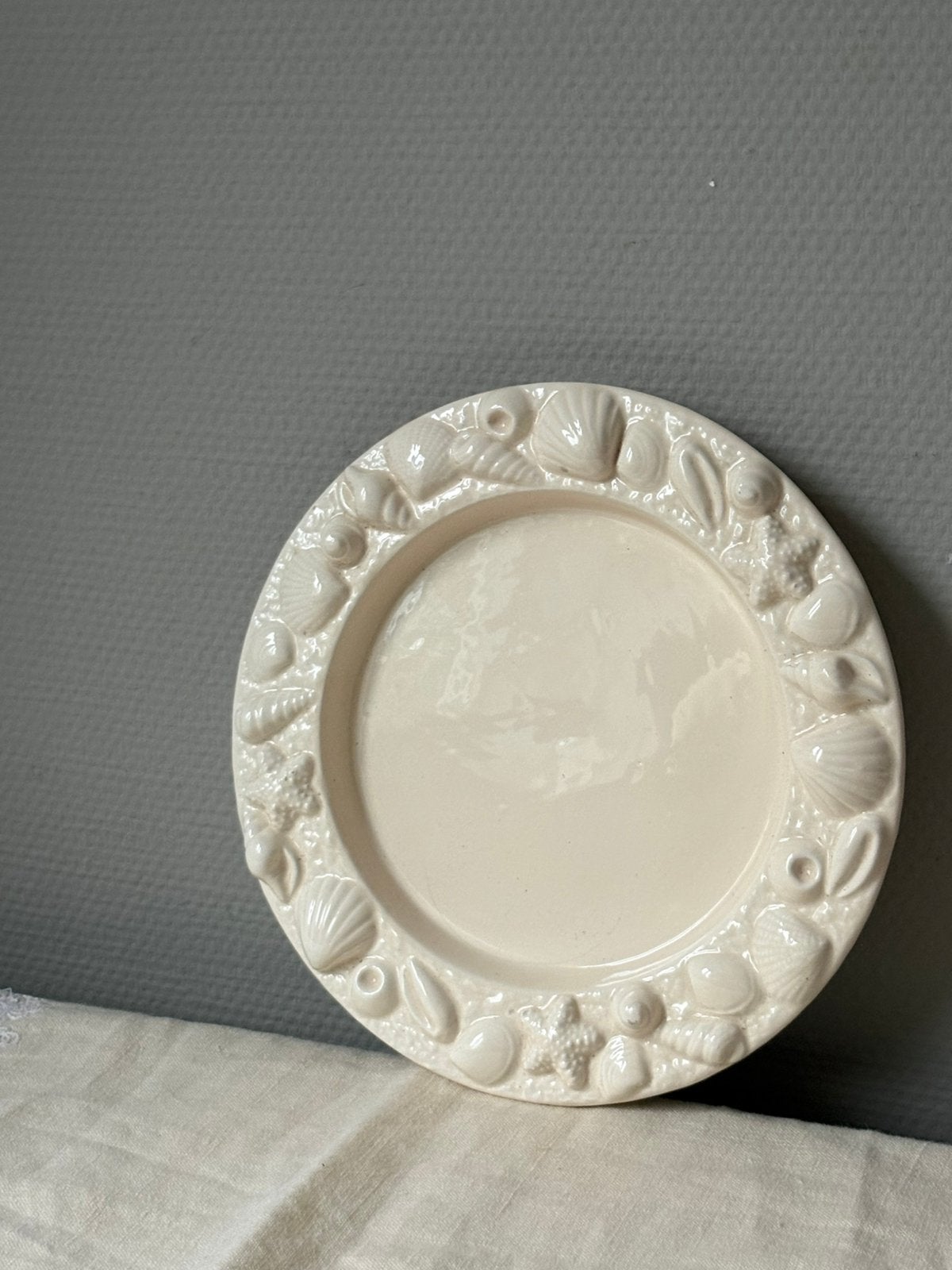 Vintage cremekleurig ‘schelpen’ bord |, Keramiek, Ophalen of Verzenden, Zo goed als nieuw, Bord(en)
