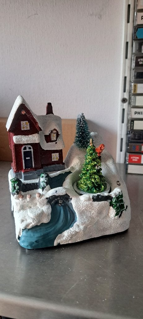 Kersttafereel met draaiende kerstboom (Z258-25), Ophalen of Verzenden, Zo goed als nieuw