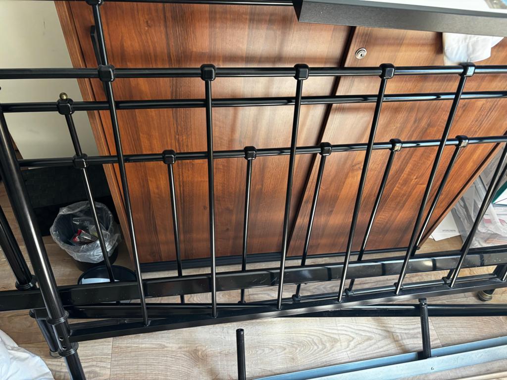 Zwart metalen bedframe - gratis op te halen, Ophalen, Gebruikt