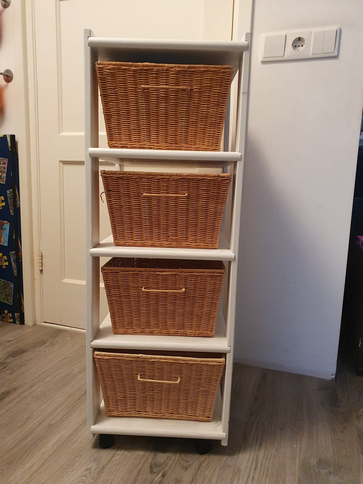 Hema kastje wit met 4 rieten manden, Huis en Inrichting, Kasten | Overige, Ophalen, Gebruikt