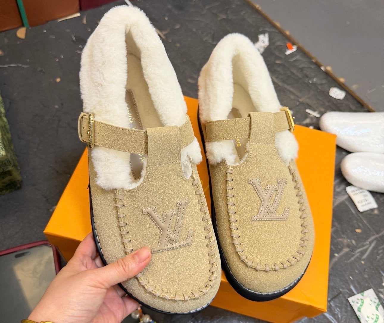 Louis Vuitton Instappers - Beige met Bont, Kleding | Dames, Ophalen of Verzenden, Zo goed als nieuw, Beige, Instappers