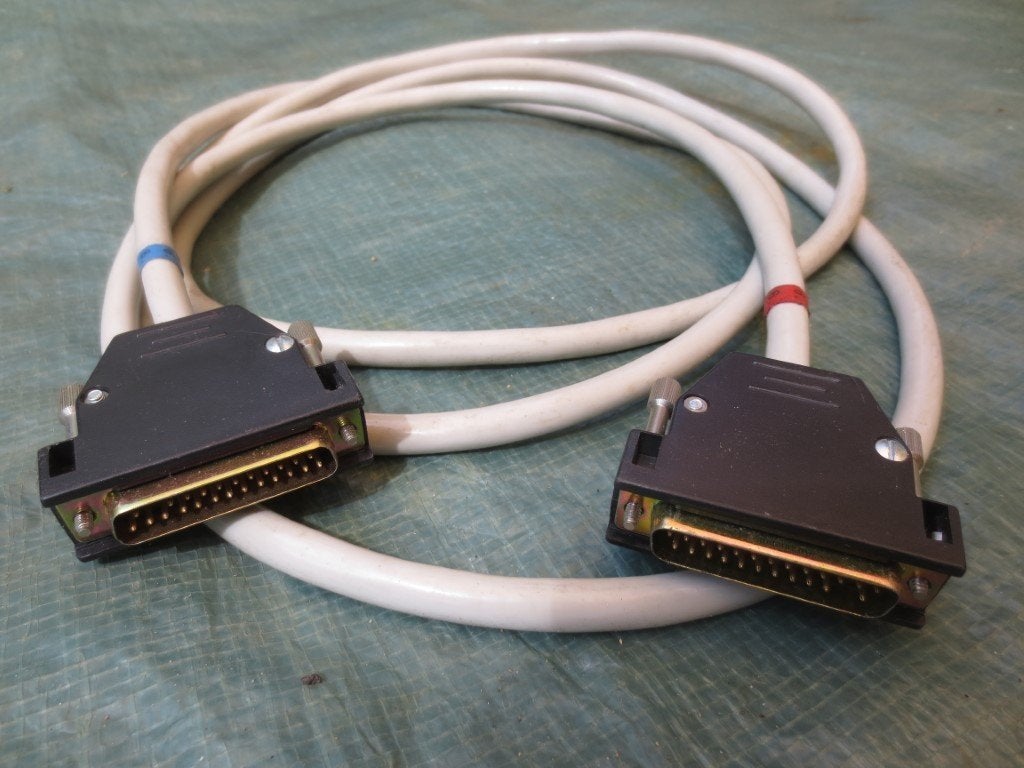 Seriële D-sub kabel 2,5 meter (RS232 25-polige male - male), Ophalen of Verzenden, Zo goed als nieuw