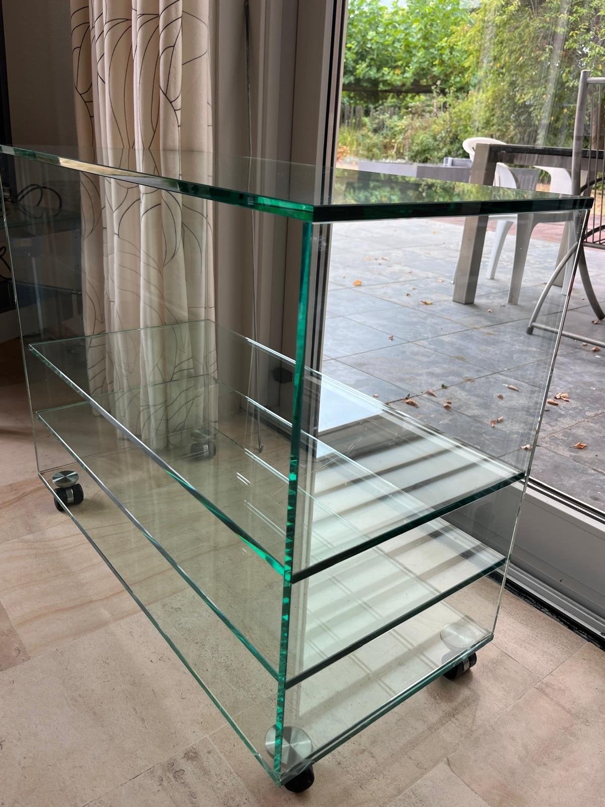Glazen kast op wieltjes - Handig en stijlvol, Ophalen, Met plank(en), Gebruikt, 100 tot 150 cm