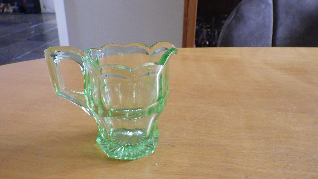 mooi retro melkkannetje van uranium glas, Verzamelen, Ophalen of Verzenden, Overige typen