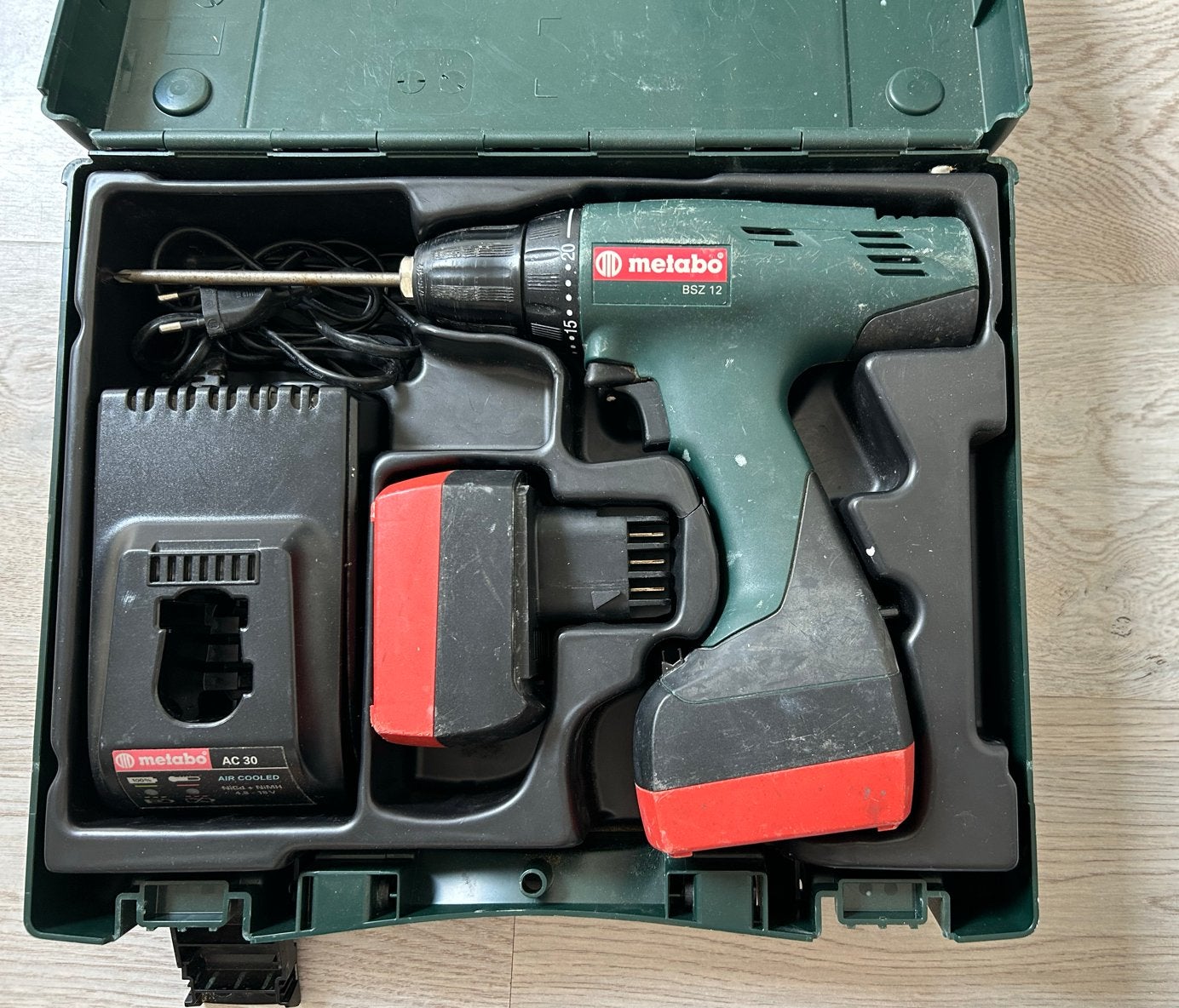 Metabo BSZ 12 Accuboormachine met lader en koffer, Ophalen, Gebruikt, Variabele snelheid, Boor- en Schroefmachine
