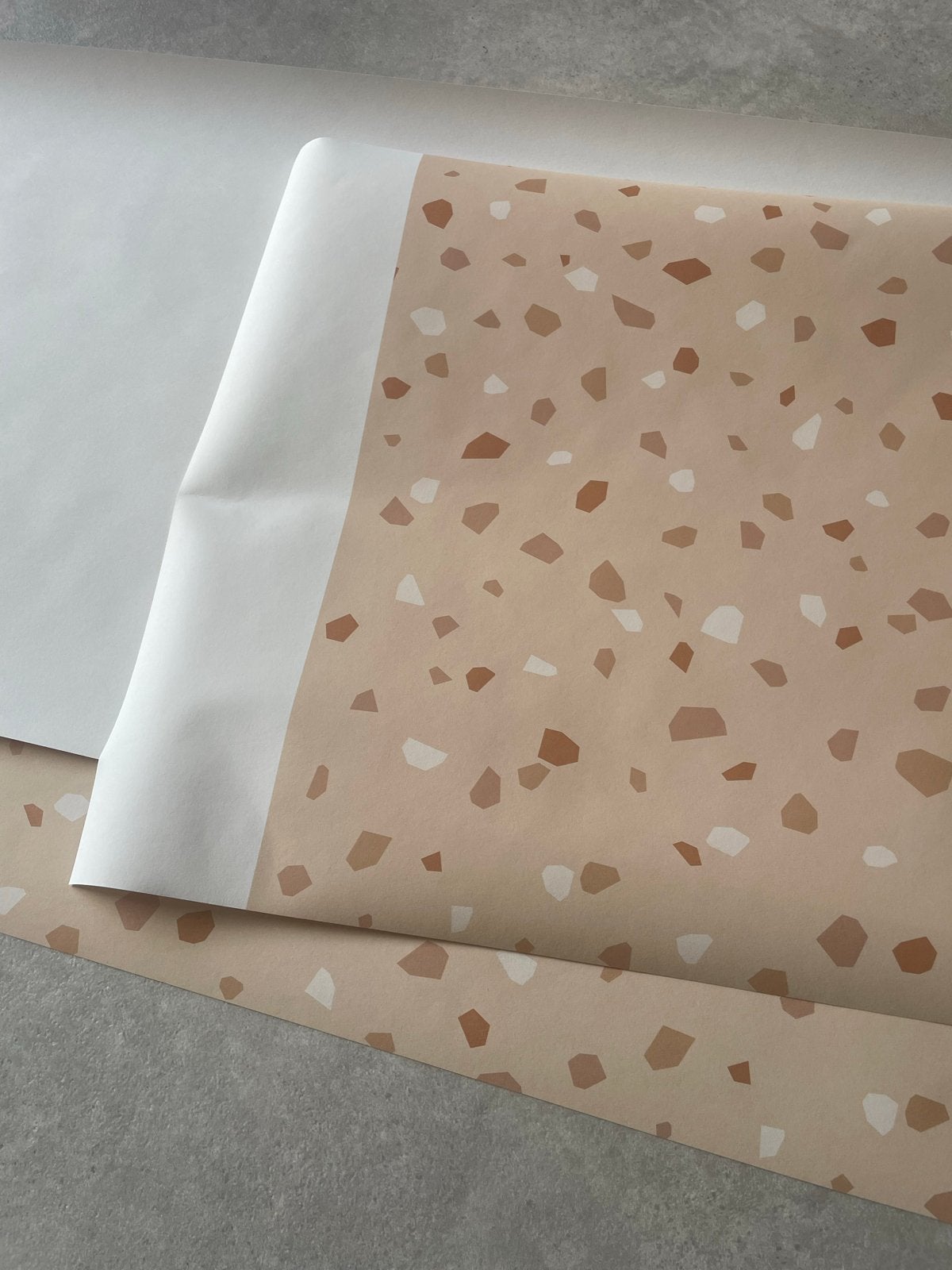 Terrazzo behang met lijm. 6m x 50cm, Ophalen, Minder dan 10 m², Beige