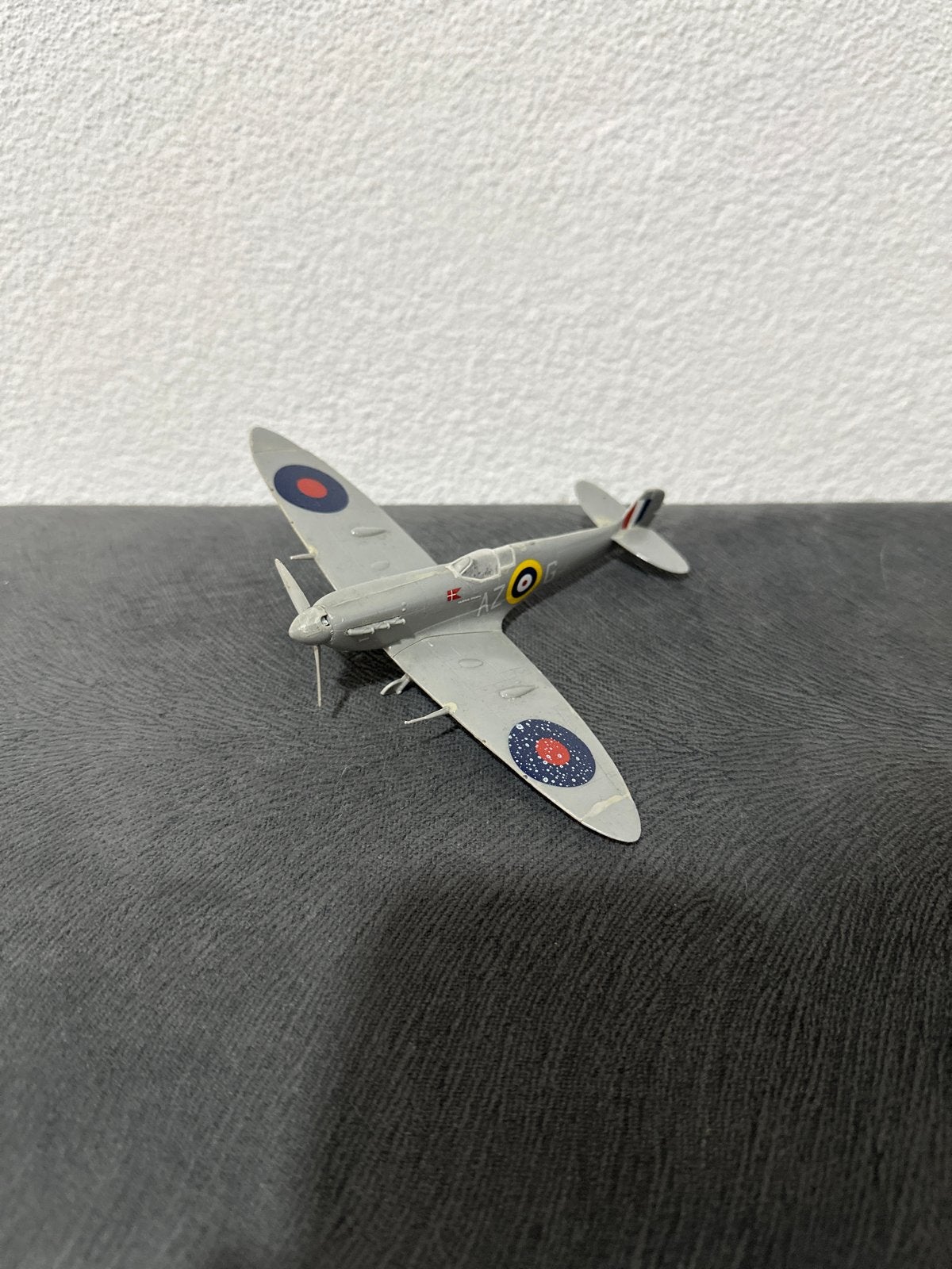 Gedetailleerd modelvliegtuig - Spitfire, Overige merken, 1:72 tot 1:144, Ophalen of Verzenden, Zo goed als nieuw