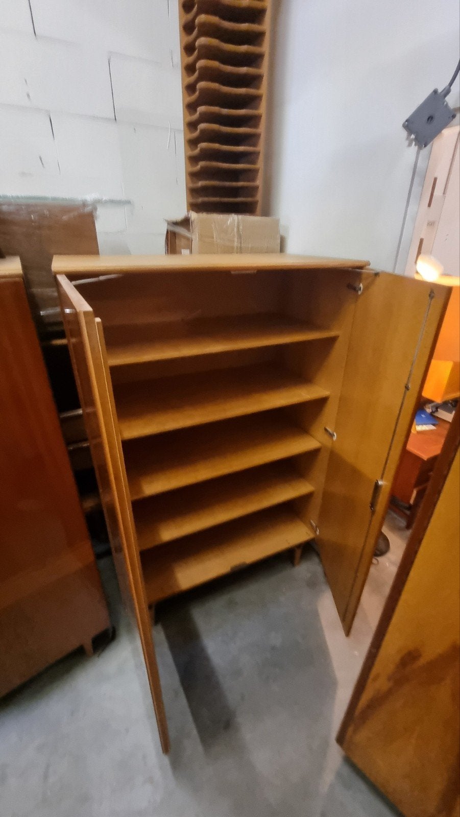Foto 4 van vintage kledingkasten jaren 60 €425,- per stuk
