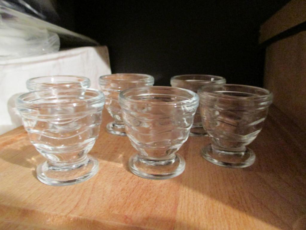 Zes glazen eierdopjes, Huis en Inrichting, Keuken | Servies, Overige typen, Ophalen of Verzenden, Effen, Glas
